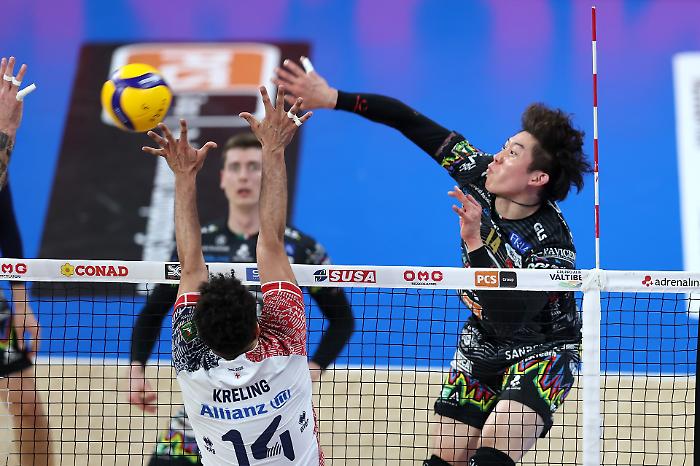 La Sir non si ferma pi&ugrave;, batte Milano 3-1 e torna in vetta