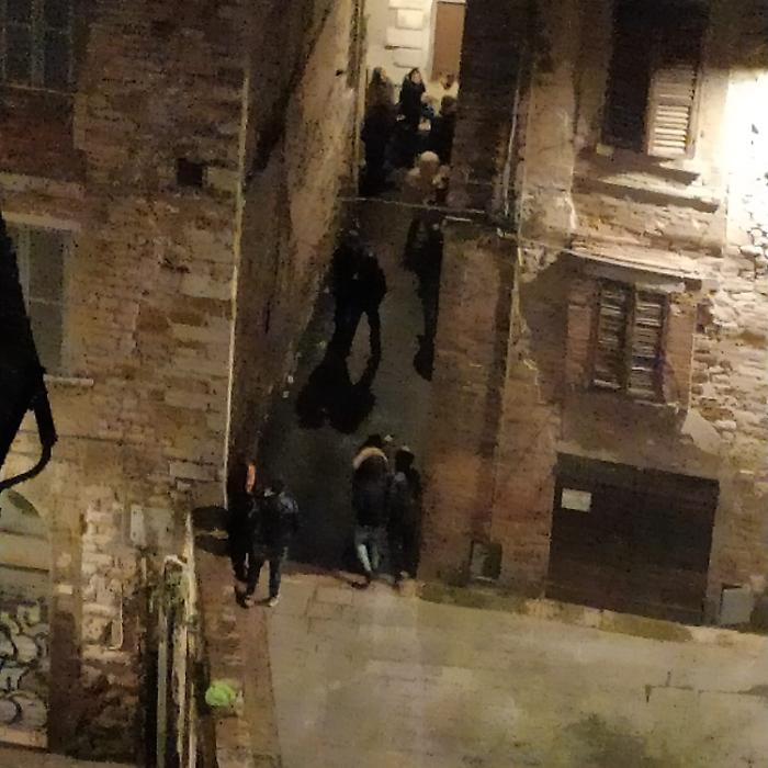 Movida in centro a Perugia, nuova protesta a Pozzo Campana. I residenti: "Siamo assediati"