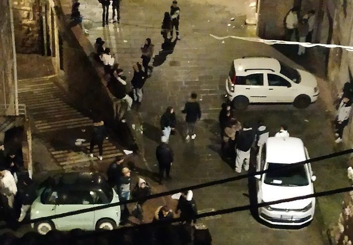Altra notte di movida molesta nella piazzetta di Pozzo Campana: schiamazzi, degrado e piccole risse