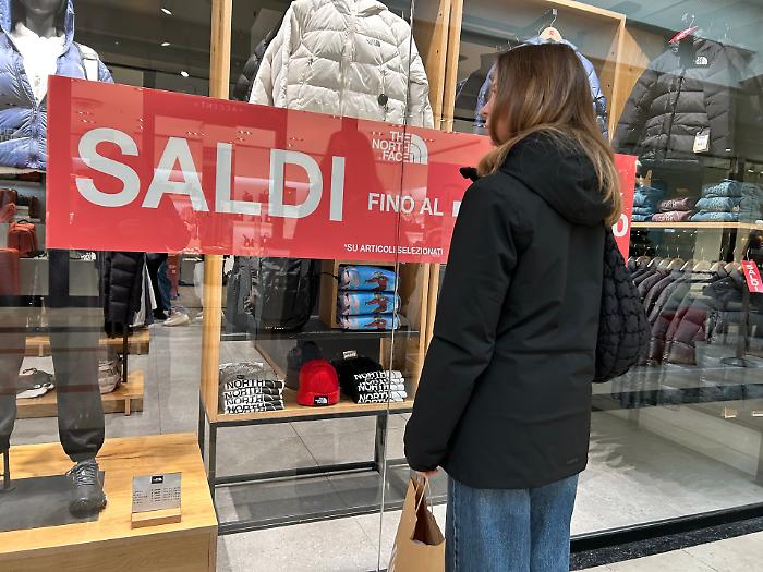 Partenza a rilento per i saldi: debutto senza grandi affari nei negozi. Tra le cause gli sconti anticipati