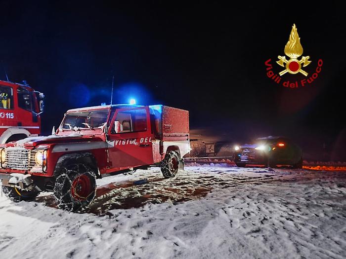 A Castelluccio di Norcia 15 auto bloccate dalla neve: intervenuti i vigili del fuoco