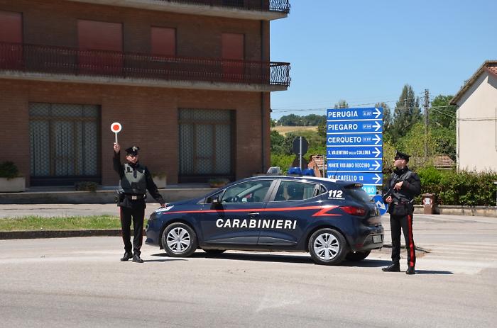 Arrestato due volte in un giorno: 29enne irregolare sul territorio scappa dai carabinieri e getta la cocaina dal finestrino dell'auto