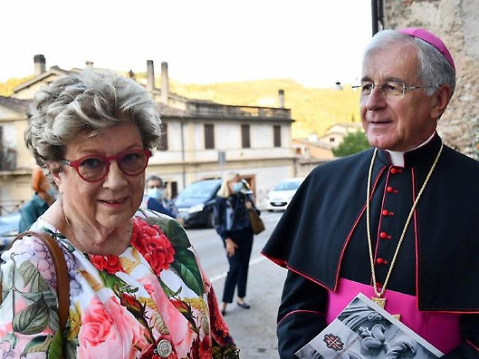 L'ultimo saluto di Spoleto ad Anna Maria Landini. L'arcivescovo Boccardo: "Sempre al servizio degli altri"