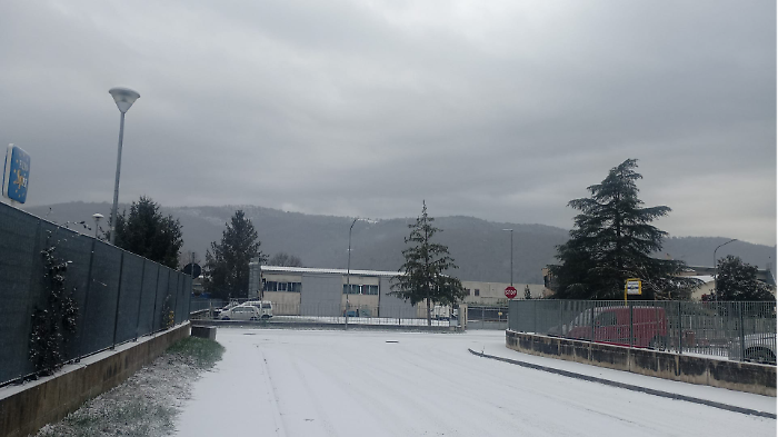 Nevicata fuori programma a Tavernelle di Panicale: tutte bianche le colline della valnestore