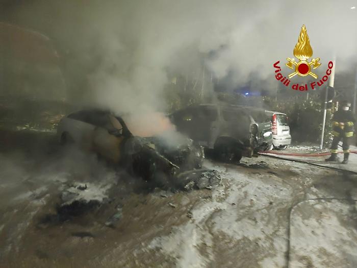 Incendio nella notte a Gualdo Tadino, autovetture in fiamme. Sul posto i vigili di fuoco 