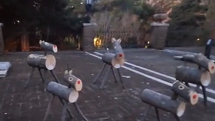 Dopo l'orsetto sparabolle i ladri rubano pure le renne in un ristorante di Assisi