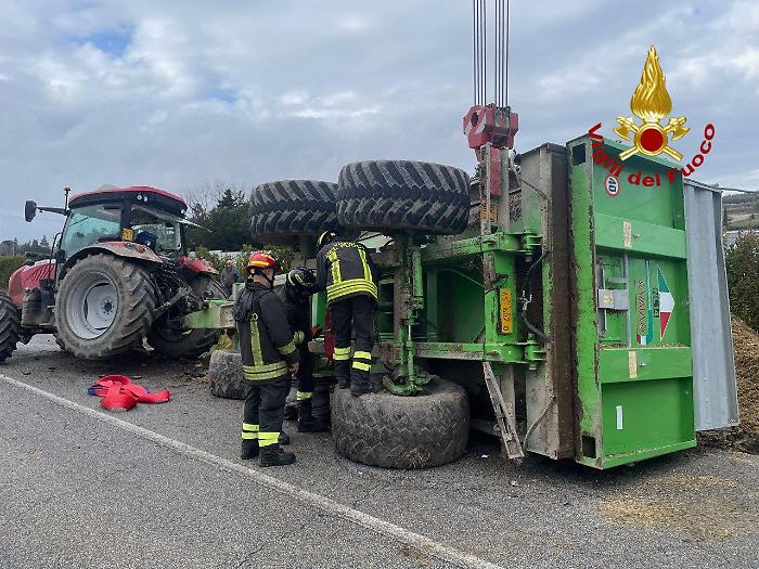 Rimorchio agricolo si ribalta lungo la strada a Collazzone