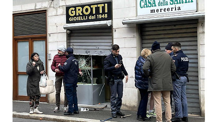 Il negozio dopo il furto