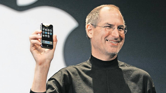 Il primo iPhone compie 19 anni: era il 9 gennaio 2007 quando il genio Steve Jobs stup&igrave; il mondo con la sua straordinaria creatura. Ecco il video di quel giorno memorabile