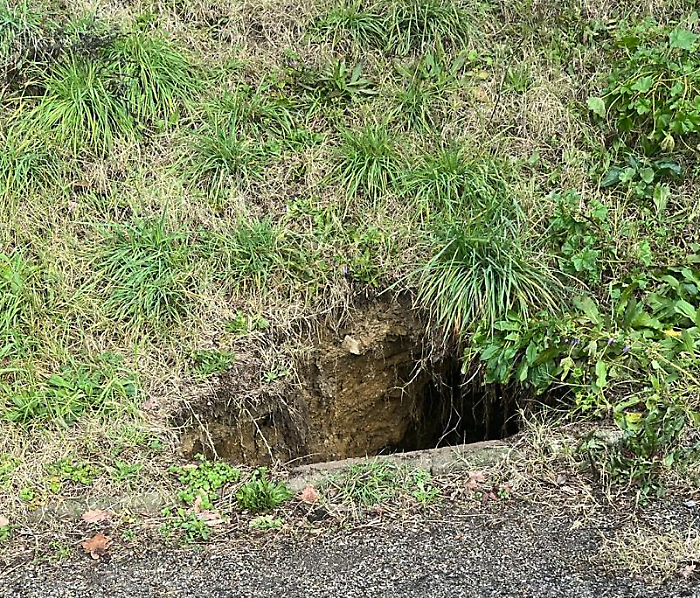 A Perugia cratere in un parcheggio vicino all'istituto Leonardo da Vinci: area recintata 