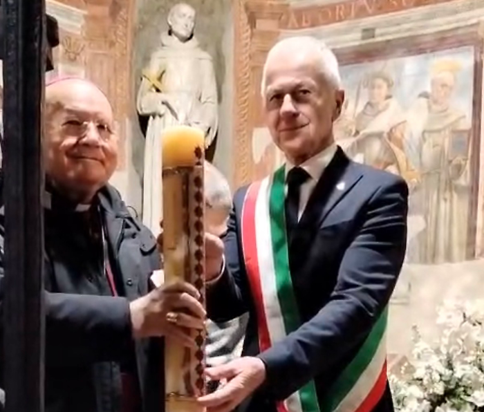 Al via le celebrazioni per il grande Giubileo del Transito di Francesco. Il vescovo Sorrentino e il sindaco Stoppini accendono il cero pasquale: il video