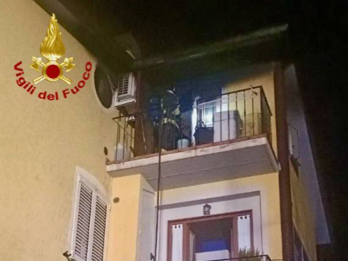 Fiamme nella mansarda di una palazzina: trasportata in ospedale la persona all'interno. &Egrave; in buone condizioni 
