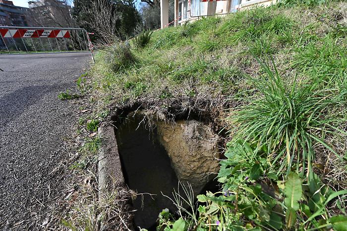 A Perugia cratere in un parcheggio vicino all'istituto Leonardo da Vinci: area recintata 