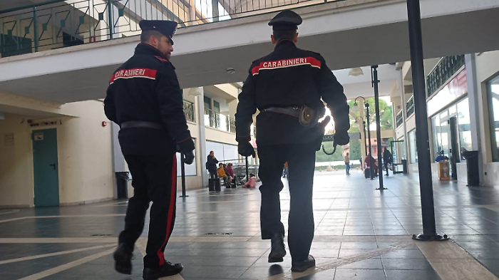 Ruba una scatola di petardi e aggredisce il titolare del negozio e il figlio: arrestato 15enne. Nei guai anche il complice 16enne