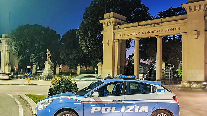 Litiga per l'auto usata senza permesso e minaccia di morte un uomo con un manganello: denunciato 53enne 