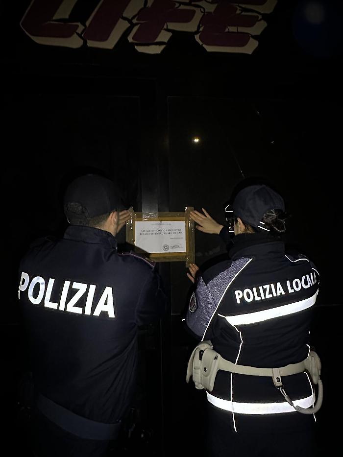 Bisca clandestina di poker texano, denunciate oltre 50 persone: giocatori, organizzatori e titolare del circolo 