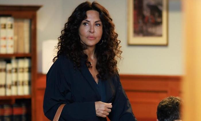 A testa alta, dopo il boom di ascolti Sabrina Ferilli torna nei panni della preside Terzi: anticipazioni della puntata