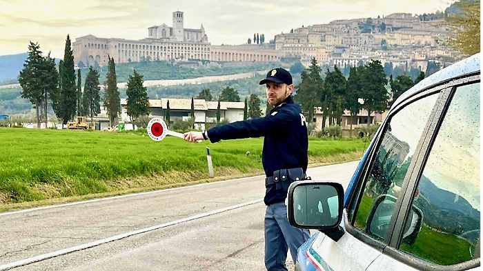 Tenta di eludere posto di blocco, ma perde il controllo dell'auto e finisce contro un muro: sanzionato per oltre 6000 euro 