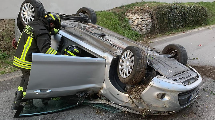 Incidente a Terni: anziano estratto dall&rsquo;auto dai vigili del fuoco