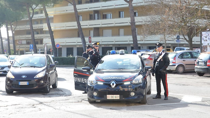 Fermato dal comandante fuori servizio, viene trovato in possesso di Mdma e metanfetamina: arrestato 43enne austriaco 