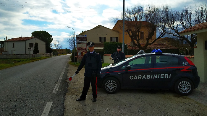 Causa un incidente con feriti e scappa. Viene scoperto il giorno seguente durante un controllo ordinario: denunciato 35enne