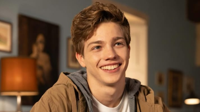 Edoardo Miulli, chi &egrave; l'attore 15enne che interpreta Giona in Don Matteo 15. Vita privata, carriera e progetti del protagonista della serie Netflix "Riv4li"