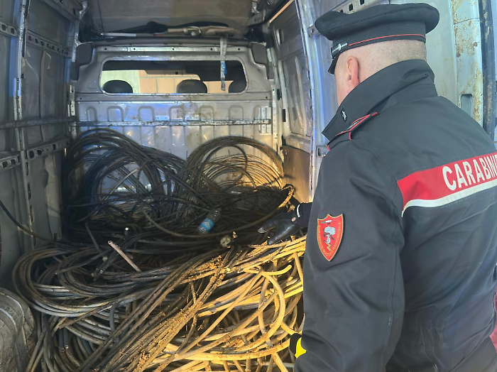 Fuggono alla vista dei carabinieri e abbandonano il furgone rubato con dentro la refurtiva: sequestrati 600 kg di cavi di rame