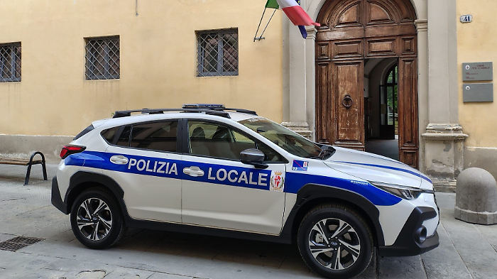 Si ubriaca, prende a calci e pugni gli arredi esterni di un locale e infastidisce i clienti: multato 