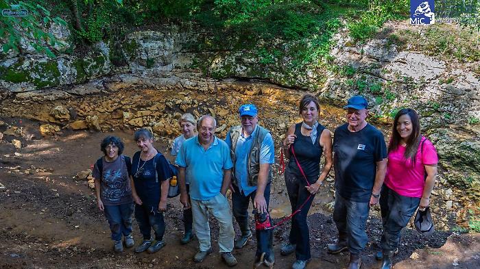 Uno scatto durante gli scavi con il team di ricerca sul sito del Bagno dei Frati a Sorano