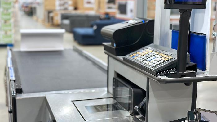 Ruba 310 euro dalla cassa di un supermercato e aggredisce la cassiera: arrestato un 40enne 