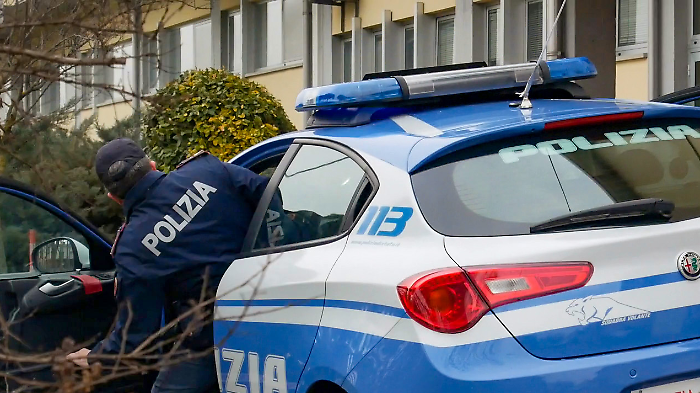 Chiama la polizia ma viene denunciato per i reati di resistenza, oltraggio a pubblico ufficiale e porto di oggetti atti ad offendere