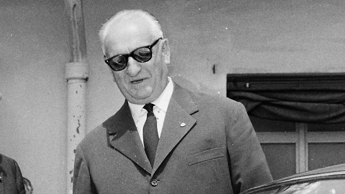 Enzo Ferrari, la doppia vita con Lina Lardi e la moglie Laura. Poi l'amicizia speciale con Fiamma Breschi: "Lo avevo scambiato per un contadino"