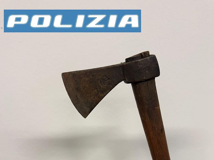 Aggredito con un'ascia alla stazione: denunciati quattro giovani 