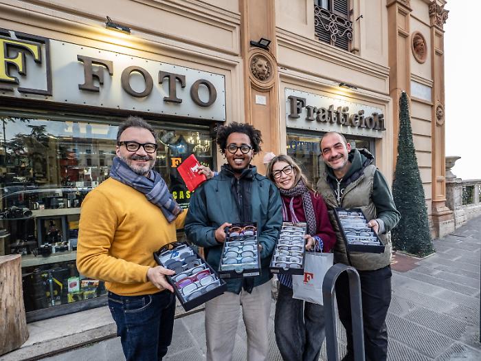 Fotografo perugino raccoglie occhiali usati e li porta in Etiopia: "La mia missione umanitaria"