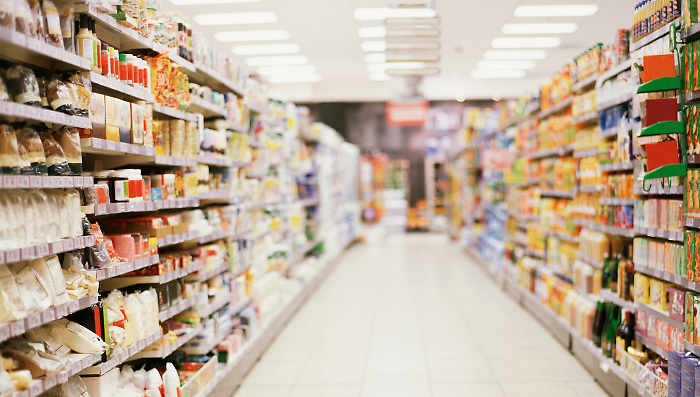 Ruba alcolici in un supermercato del centro: denunciato 18enne. Nei guai anche un coetaneo per porto abusivo di armi 