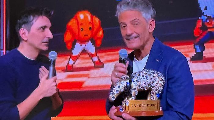 Fiorello arriva a La Pennicanza con il Tapiro di Striscia la Notizia: "Abbiamo fatto qualcosa di molto grave&hellip;"