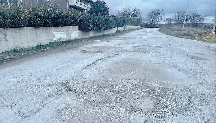 Gubbio, buche larghe quanto la strada: il caso di via Benedetto Croce
