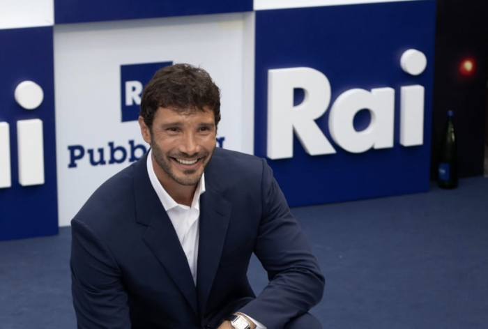 Lutto per Stefano De Martino: la Rai manda in onda Affari Tuoi e il web esplode