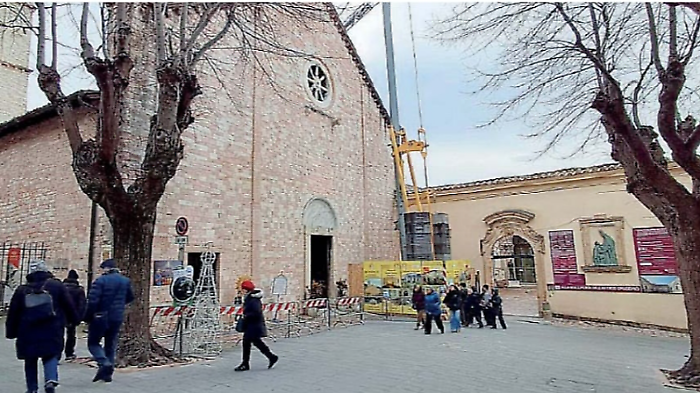 &ldquo;Pi&ugrave; vigili e cartelli bilingue in piazza del Vescovado&rdquo;