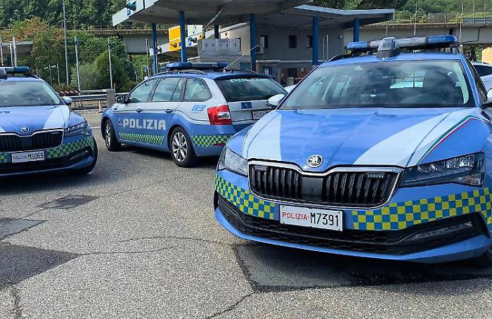 Fermato per un controllo, nel bagagliaio dell'auto aveva nascosto 20 chili di hashish: arrestato