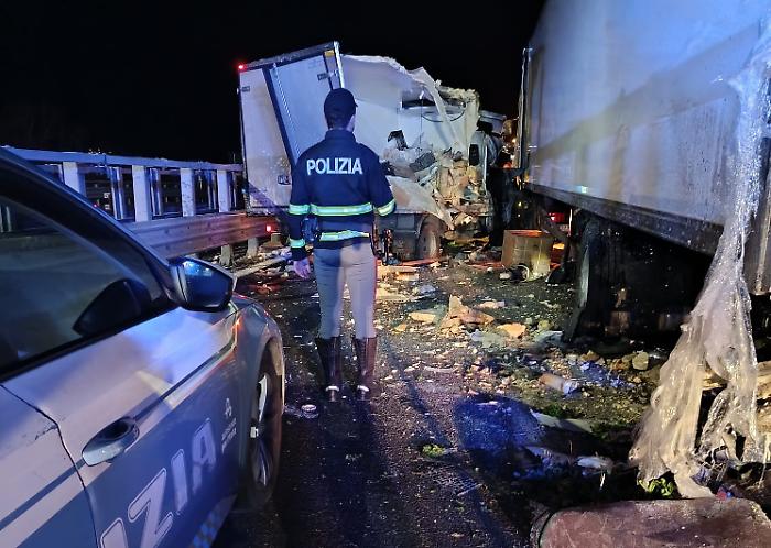 Terni, scontro tra due tir in A1: ostruita l'intera carreggiata, traffico bloccato per ore