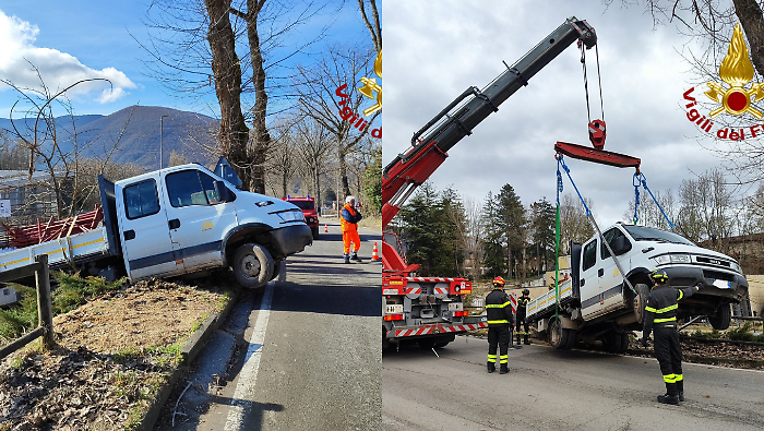 Furgone si sfrena e finisce fuori strada: recuperato dai vigili del fuoco 