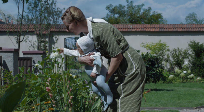 La zona d'interesse, l'orrore di Auschwitz da un giardino con piscina. Il film premio Oscar stasera in tv su Rai 3