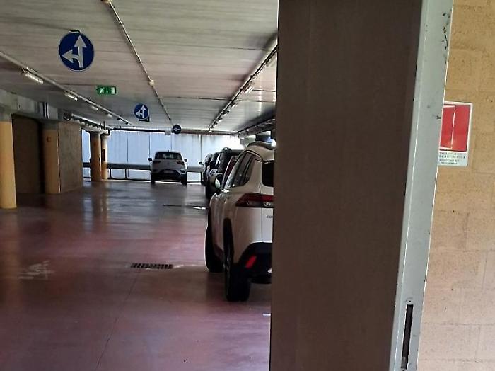 "Piove nel parcheggio di via Roma", la denuncia di Pd e Gruppo misto. Indagini sugli atti vandalici