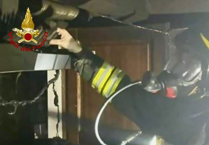 Incendio in un appartamento: quattro persone trasportate in ospedale 
