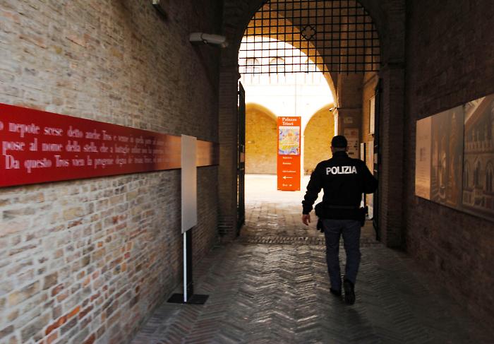 Li sfiora con la bici e si scatena la rissa: calci e pugni in via Gramsci a Foligno. Quattro denunce