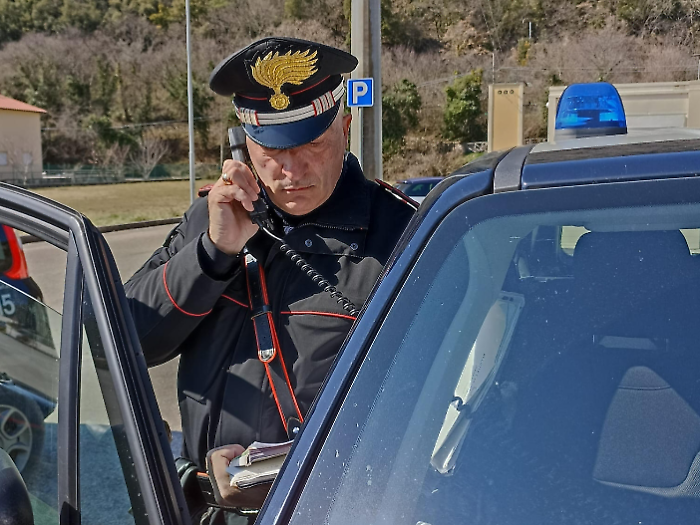 Aggredisce e minaccia la fidanzata con un coltello dopo l'ennesima lite: 37enne agli arresti domiciliari