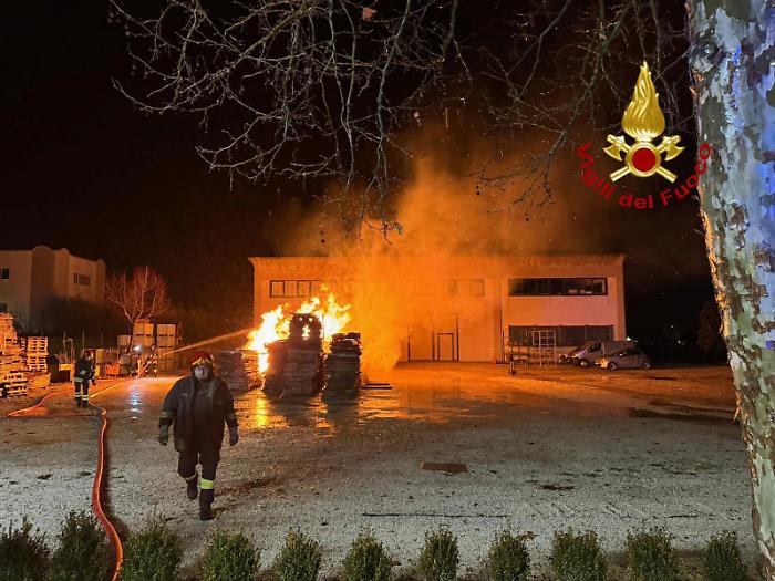 Incendio nella notte in una falegnameria nel comune di Spoleto. In fiamme cataste di legno
