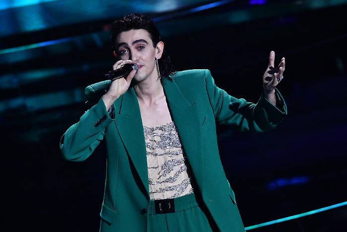 Michele Bravi e l'aneddoto sul ritorno a Sanremo: "La mia famiglia ha ascoltato 'Prima o poi' e ha detto 'finalmente una bella canzone"