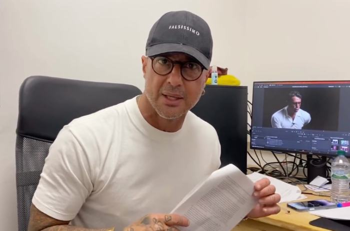 Corona si scatena su Instagram: "Parler&ograve; di Maria De Filippi, Gerry Scotti, Silvia Toffanin... e ovviamente di Signorini senza entrare nella vicenda vietata"